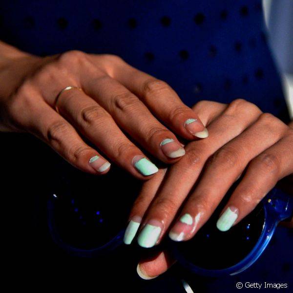 A grife Charlotte Ronson usou o verde pastel para criar uma nail art inusitada e cheia de transpar?ncia em seu desfile de primavera 2015